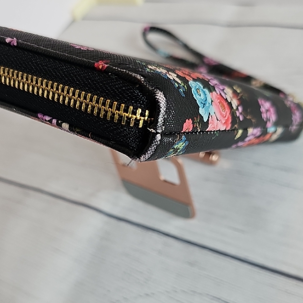 Steve Madden Black Floral Zip Around Wallet/Wristlet - Picture 6 of 12